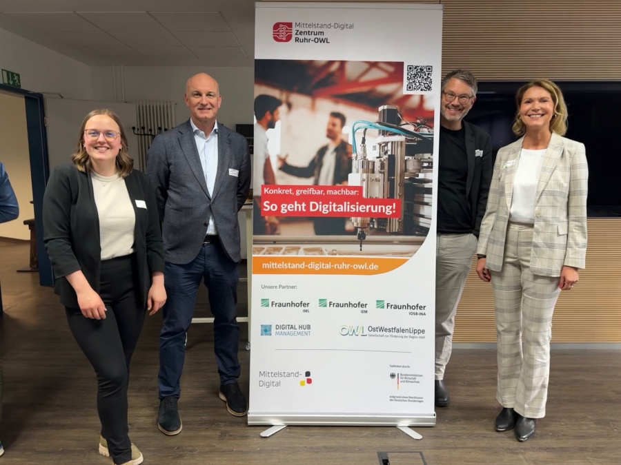 Freuten sich über eine gelungene KI-Veranstaltung: Lena Mohr (OWL GmbH), Hans-Georg Liemke (ELHA Maschinenbau Liemke KG), Wolfgang Marquardt (OWL GmbH) und Edith Rehmann-Decker (v.l., Bild: Kreis Paderborn).